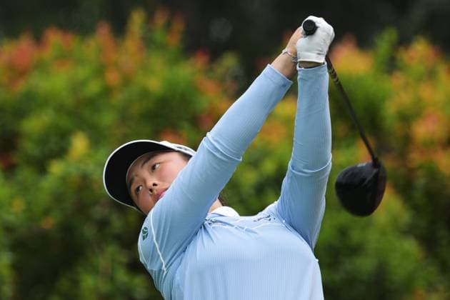 (250228) -- SINGAPORE, Feb. 28, 2025 -- Yin Ruoning of China tees off during the second round of the HSBC Women s Golf World Championship, WM, Weltmeisterschaft held in Singapore s Sentosa Golf Club on Feb. 28, 2025. (Photo by Xinhua) (SP)SINGAPORE-GOLF-WOMEN S WORLD CHAMPIONSHIP ThenxChihxWey 