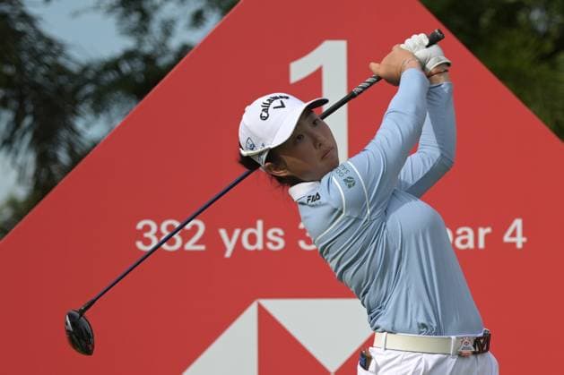 (250228) -- SINGAPORE, Feb. 28, 2025 -- Yin Ruoning of China tees off during the second round of the HSBC Women s Golf World Championship, WM, Weltmeisterschaft held in Singapore s Sentosa Golf Club on Feb. 28, 2025. (Photo by Xinhua) (SP)SINGAPORE-GOLF-WOMEN S WORLD CHAMPIONSHIP ThenxChihxWey 