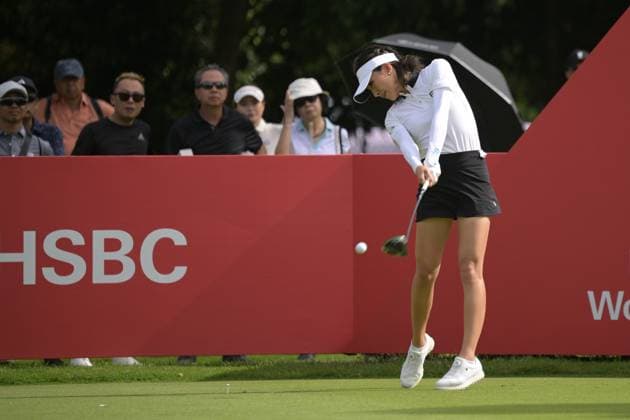 (250228) -- SINGAPORE, Feb. 28, 2025 -- He Muni of China tees off during the second round of the HSBC Women s Golf World Championship, WM, Weltmeisterschaft held in Singapore s Sentosa Golf Club on Feb. 28, 2025. (Photo by Xinhua) (SP)SINGAPORE-GOLF-WOMEN S WORLD CHAMPIONSHIP ThenxChihxWey 
