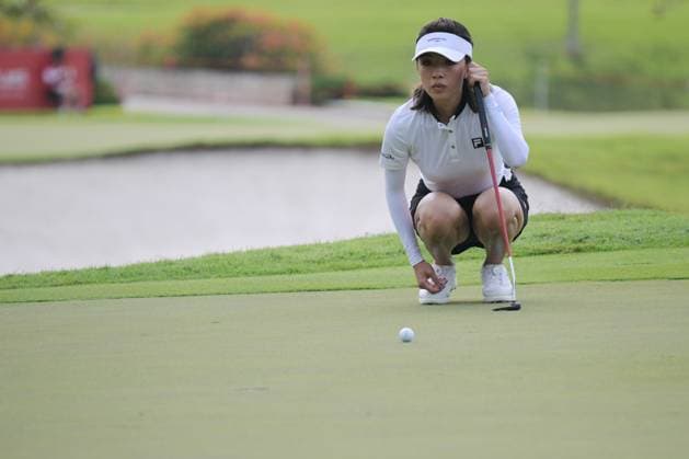 (250228) -- SINGAPORE, Feb. 28, 2025 -- He Muni of China competes during the second round of the HSBC Women s Golf World Championship, WM, Weltmeisterschaft held in Singapore s Sentosa Golf Club on Feb. 28, 2025. (Photo by Xinhua) (SP)SINGAPORE-GOLF-WOMEN S WORLD CHAMPIONSHIP ThenxChihxWey 