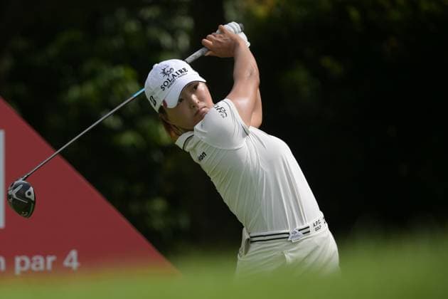 (250228) -- SINGAPORE, Feb. 28, 2025 -- Ko Jin Young of South Korea tees off during the second round of the HSBC Women s Golf World Championship, WM, Weltmeisterschaft held in Singapore s Sentosa Golf Club on Feb. 28, 2025. (Photo by Xinhua) (SP)SINGAPORE-GOLF-WOMEN S WORLD CHAMPIONSHIP ThenxChihxWey 