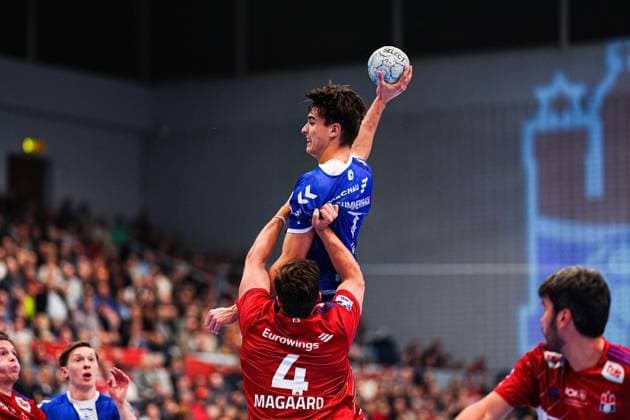 Andreas Magaard Handball Sport Verein Hamburg, 04 , Julian Koester VfL Gummersbach, 07 GER, Handball Sport Verein Hamburg vs VfL Gummersbach, Handball, Bundesliga, Matchday 21, Season 2024 2025, 27 02 2025 GER, Handball Sport Verein Hamburg vs VfL Gummersbach, Handball, Bundesliga, Matchday 21, Season 2024 2025, 27 02 2025 Hamburg Copyright: xEibner-Pressefoto MarcelxvonxFehrnx EP_MFN
