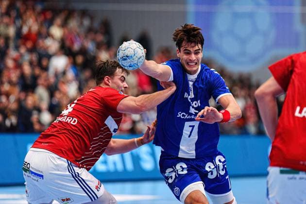 Andreas Magaard Handball Sport Verein Hamburg, 04 , Julian Koester VfL Gummersbach, 07 GER, Handball Sport Verein Hamburg vs VfL Gummersbach, Handball, Bundesliga, Matchday 21, Season 2024 2025, 27 02 2025 GER, Handball Sport Verein Hamburg vs VfL Gummersbach, Handball, Bundesliga, Matchday 21, Season 2024 2025, 27 02 2025 Hamburg Copyright: xEibner-Pressefoto MarcelxvonxFehrnx EP_MFN