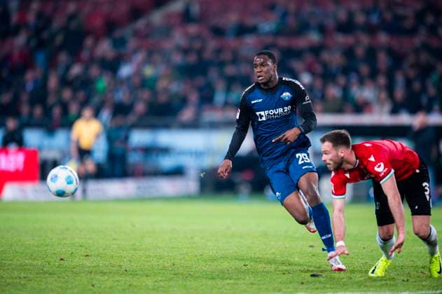 22 02 2025 Soccer, 2024 2025, 2 Bundesliga, Matchday 23, Hannover 96 SC Paderborn 07 L R Ilyas Ansah Paderborn , Boris Tomiak Hannover DFL REGULATIONS PROHIBIT ANY USE OF PHOTOGRAPHS AS IMAGE SEQUENCES AND OR QUASI VIDEO Hannover Lower Saxony Germany Heinz von Heiden Arena