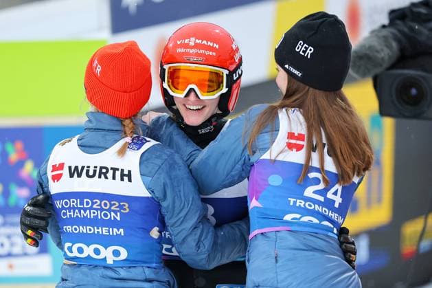Sport Themen der Woche KW09 Sport Bilder des Tages NORDIC SKIING - FIS Nordic WC Trondheim 2025 TRONDHEIM,NORWAY,28.FEB.25 - NORDIC SKIING, Ski jumping, Skispringen, Ski, nordisch - FIS Nordic World Ski Championships, normal hill, ladies. Image shows the rejoicing of Selina Freitag and Katharina Schmid (left) and Juliane Seyfarth (GER).  GEPAxpictures xThomasxBachun