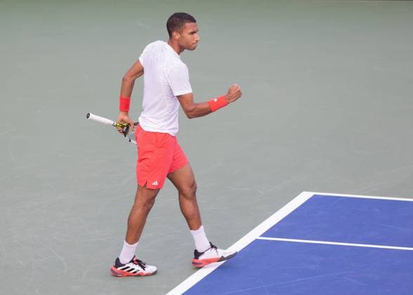 Felix Auger Aliassime CAN makes a fist and cheers, Cheers,Joy,Emotion, Dubai Duty Free Tennis Championships, Dubai, U A E Copyright: xJuergenxHasenkopfx