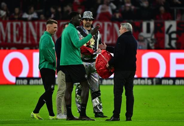28 02 2025 Soccer Season 2024 2025 2 Soccer Bundesliga 24 Matchday Fortuna Düsseldorf F95 SpVgg Greuther Fürth Kleeblatt Sportfoto Zink MeZi xmexzix DFL regulations prohibit any use of photographs as image sequences and or quasi video only for editorial use Felix Klaus 30, SpVgg Greuther Fürth Joshua Quarshie 15, SpVgg Greuther Fürth are seen off before the start of the match by Klaus Allofs Board Member Football Development, Communication and CSR Fortuna Düsseldorf F95