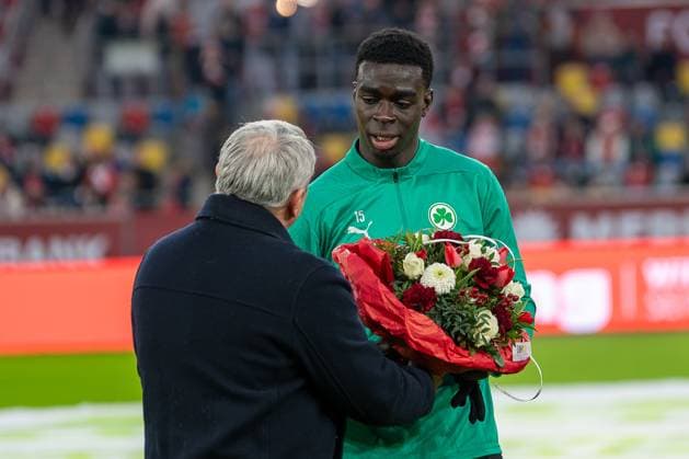 28 02 2025, Soccer 2 Bundesliga, Season 2024 2025, 24 Matchday, Fortuna Duesseldorf SpVgg Greuther Fuerth in the Merkur Spiel Arena in Duesseldorf Joshua Quarshie SpVgg Greuther Fuerth, 15 will be honored by Klaus Allofs Fortuna Duesseldorf, Board Member for Sport Important note In accordance with the regulations of the DFL German Football League and the DFB German Football Association, it is prohibited to use or have used photographs taken in the stadium or of the match in the form of sequential images or video-like photo series Foto Kirchner Media Thomas Haesler Copyright: xKirchner-Media ThomasxHaeslerx