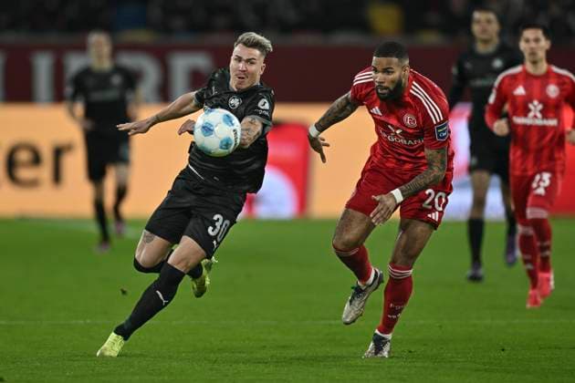 from left in duel Felix Klaus Greuther Fürth Fuerth 30 Jamil Siebert Duesseldorf 20 28 02 2025 Soccer Fortuna Duesseldorf vs SpVgg Greuther Fuerth, Merkur Spiel Arena, Duesseldorf, DFB DFL REGULATIONS PROHIBIT ANY USE OF PHOTOGRAPHS AS IMAGE SEQUENCES AND OR QUASI VIDEO Copyright: xpepphotox xHorstxMauelshagenx pep00321, pep_20250228_hm_2079