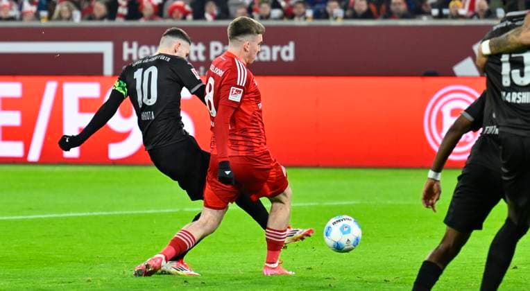 28 02 2025 Soccer season 2024 2025 2 Soccer Bundesliga 24 Matchday Fortuna Düsseldorf F95 SpVgg Greuther Fürth Kleeblatt Sportfoto Zink xwoxzix DFL regulations prohibit any use of photographs as image sequences and or quasi video only for editorial use Branimir Hrgota 10, SpVgg Greuther Fürth scored goal goal shot for 1 1 against Isak Bergmann Johannesson 8, Fortuna Düsseldorf F95