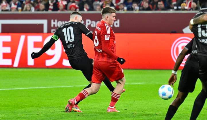 28 02 2025 Soccer season 2024 2025 2 Soccer Bundesliga 24 Matchday Fortuna Düsseldorf F95 SpVgg Greuther Fürth Kleeblatt Sportfoto Zink xwoxzix DFL regulations prohibit any use of photographs as image sequences and or quasi video only for editorial use Branimir Hrgota 10, SpVgg Greuther Fürth scored goal goal shot for 1 1 against Isak Bergmann Johannesson 8, Fortuna Düsseldorf F95