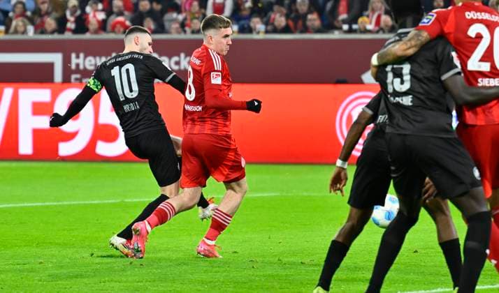28 02 2025 Soccer season 2024 2025 2 Soccer Bundesliga 24 Matchday Fortuna Düsseldorf F95 SpVgg Greuther Fürth Kleeblatt Sportfoto Zink xwoxzix DFL regulations prohibit any use of photographs as image sequences and or quasi video only for editorial use Branimir Hrgota 10, SpVgg Greuther Fürth scored goal goal shot for 1 1 against Isak Bergmann Johannesson 8, Fortuna Düsseldorf F95