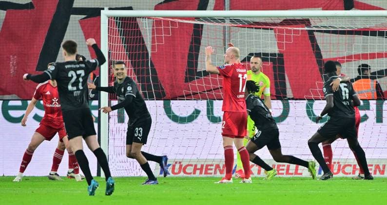 28 02 2025 Soccer season 2024 2025 2 Soccer Bundesliga 24 Matchday Fortuna Düsseldorf F95 SpVgg Greuther Fürth Kleeblatt Sportfoto Zink MeZi xmexzix DFL regulations prohibit any use of photographs as image sequences and or quasi video only for editorial use Torjubel Jubel Freude nach Treffer Torschuß zum 1 1 durch Branimir Hrgota 10, SpVgg Greuther Fürth