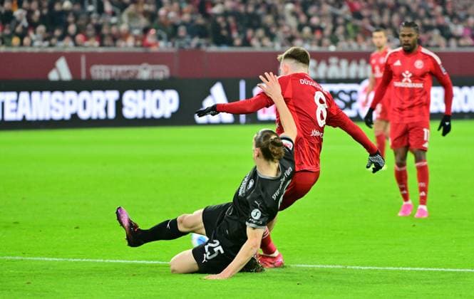 28 02 2025 Soccer season 2024 2025 2 Soccer Bundesliga 24 Matchday Fortuna Düsseldorf F95 SpVgg Greuther Fürth Kleeblatt Sportfoto Zink MeZi xmexzix DFL regulations prohibit any use of photographs as image sequences and or quasi video only for editorial use Isak Bergmann Johannesson 8, Fortuna Düsseldorf F95 scores goal Goal shot for 1 0 against Noah Loosli 25, SpVgg Greuther Fürth