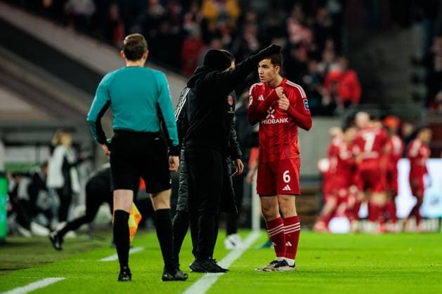 2 Soccer Bundesliga Fortuna Düsseldorf 1895 SpVgg Greuther Fürth 28 02 2025 Daniel Thioune Coach Fortuna Düsseldorf uses the jubilation for the 1 0 to coach Giovanni Haag Fortuna Düsseldorf, 6 2 Soccer Bundesliga, Fortuna Düsseldorf 1895 SpVgg Greuther Fürth, Düsseldorf, Merkur Spiel Arena on 28 02 2025 DFL REGULATIONS PROHIBIT ANY USE OF PHOTOGRAPHS AS IMAGE SEQUENCES AND OR QUASI VIDEO Copyright: xBEAUTIFULxSPORTS Wunderlx