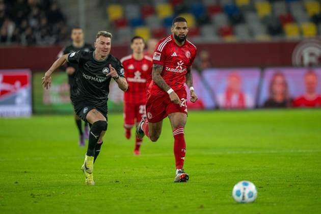 28 02 2025, Soccer 2 Bundesliga, Season 2024 2025, Matchday 24, Fortuna Duesseldorf SpVgg Greuther Fuerth in the Merkur Spiel Arena in Duesseldorf Former teammates Felix Klaus SpVgg Greuther Fuerth, 30 and Jamil Siebert Fortuna Duesseldorf, 20 in a duel Important note In accordance with the regulations of the DFL German Football League and the DFB German Football Association, it is prohibited to use or have used photographs taken in the stadium or of the match in the form of sequential images or video-like photo series Foto Kirchner Media Thomas Haesler Copyright: xKirchner-Media ThomasxHaeslerx