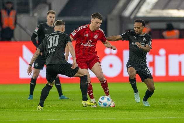 28 02 2025, Soccer 2 Bundesliga, Season 2024 2025, Matchday 24, Fortuna Duesseldorf SpVgg Greuther Fuerth in the Merkur Spiel Arena in Duesseldorf duel between Felix Klaus SpVgg Greuther Fuerth, 30 , Dzenan Pejcinovic Fortuna Duesseldorf, 07 and Julian Green SpVgg Greuther Fuerth, 37 Important note In accordance with the regulations of the DFL German Football League and the DFB German Football Association, it is prohibited to utilize or have utilized photographs taken in the stadium or of the match in the form of sequential images or video-like photo series Foto Kirchner Media Thomas Haesler Copyright: xKirchner-Media ThomasxHaeslerx