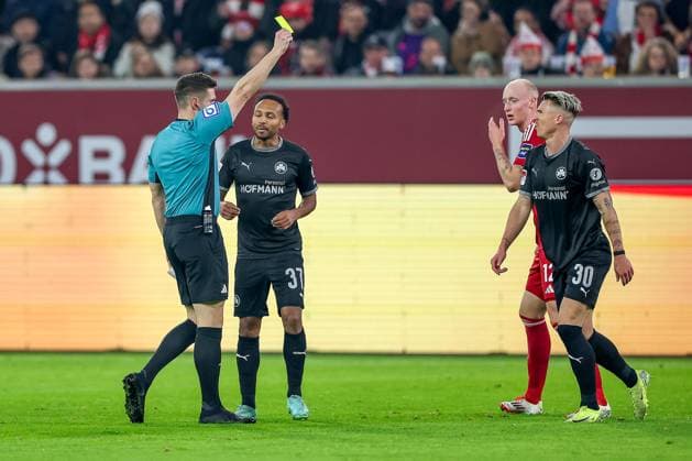 28 02 2025, Football, Fortuna Düsseldorf SpVgg Greuther Fürth, 2 Fußball Bundesliga, 24 Matchday, Merkur Spiel Arena, Season 2024 2025 Referee Eric Weisbach shows Felix Klaus Greuther Fürth 30 the yellow card after a foul on Valgeir Lunddal Fridriksson Fortuna Düsseldorf 12 DFB regulations prohibit any use of photographs as image sequences and or quasi video North Rhine-Westphalia Germany