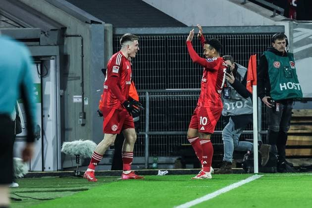 Sport, Soccer, 2 Bundesliga Season 2024 2025 24 Matchday Fortuna Düsseldorf SpVgg Geruhter Fürth 28 02 2025, MERKUR SPIEL ARENA Goal celebration Fortuna Düsseldorf after the goal to 1 0 by Isak Bergmann Johannesson Fortuna Düsseldorf, 8 the players are happy Düsseldorf MERKUR SPIEL ARENA North Rhine-Westphalia Germany