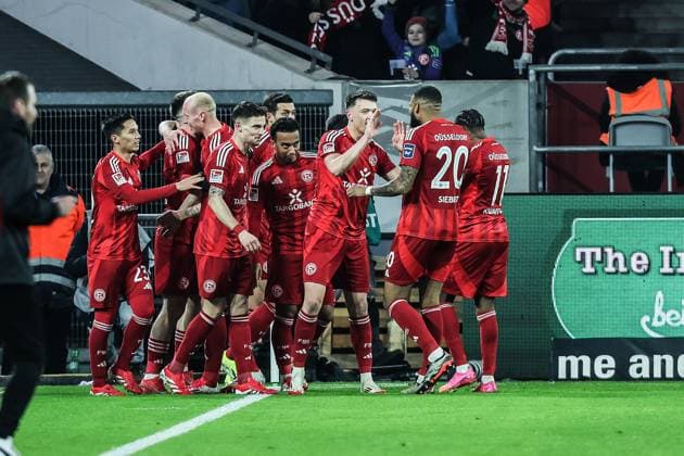 Sport, Soccer, 2 Bundesliga Season 2024 2025 24 Matchday Fortuna Düsseldorf SpVgg Geruhter Fürth 28 02 2025, MERKUR SPIEL ARENA Goal celebration Fortuna Düsseldorf after the goal to 1 0 by Isak Bergmann Johannesson Fortuna Düsseldorf, 8 the players are happy Düsseldorf MERKUR SPIEL ARENA North Rhine-Westphalia Germany