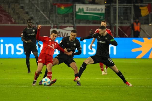 28 02 2025, xfanx, Fußball 2 Bundesliga, Fortuna Duesseldorf SpVgg Greuther Fuerth v l im Zweikampf Giovanni Haag Fortuna Düsseldorf , Maximilian Dietz Greuther Fürth and Branimir Hrgota Greuther Fürth DFL DFB REGULATIONS PROHIBIT ANY USE OF PHOTOGRAPHS as IMAGE SEQUENCES and or QUASI VIDEO Duesseldorf mfan