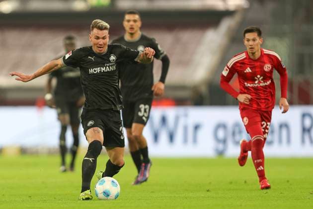 Felix Klaus SpVgg Greuther Fürth in action, on the ball, single action during the 2 Bundesliga match between Fortuna Düsseldorf and SpVgg Greuther Fürth at Merkur Spiel Arena on February 28, 2025 in Düsseldorf, Germany Photo by Oliver Kaelke DeFodi Images Felix Klaus SpVgg Greuther Fürth controls the ball during the 2 Bundesliga match between Fortuna Düsseldorf and SpVgg Greuther Fürth at Merkur Spiel Arena on February 28, 2025 in Düsseldorf, Germany Photo by Oliver Kaelke DeFodi Images DFB DFL REGULATIONS PROHIBIT ANY USE OF PHOTOGRAPHS AS IMAGE SEQUENCES AND OR QUASI VIDEO Photo by Oliver Kaelke DeFodi Images