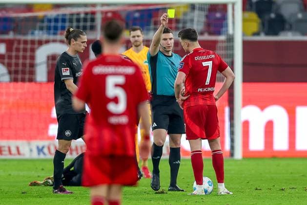 28 02 2025, Football, Fortuna Düsseldorf SpVgg Greuther Fürth, 2 Fußball Bundesliga, 24 Matchday, Merkur Spiel Arena, Saison 2024 2025 Dzenan Pejcinovic Fortuna Düsseldorf 7 Yellow card DFB regulations prohibit any use of photographs as image sequences and or quasi video Nordrhein Westfalen Germany