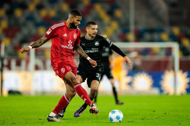 2 Soccer Bundesliga Fortuna Düsseldorf 1895 SpVgg Greuther Fürth 28 02 2025 Jamil Siebert Fortuna Düsseldorf, 20 on the ball 2 Soccer Bundesliga, Fortuna Düsseldorf 1895 SpVgg Greuther Fürth, Düsseldorf, Merkur Spiel Arena on 28 02 2025 DFL REGULATIONS PROHIBIT ANY USE OF PHOTOGRAPHS AS IMAGE SEQUENCES AND OR QUASI VIDEO Copyright: xBEAUTIFULxSPORTS Wunderlx