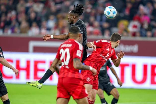 28 02 2025, Fußball, Fortuna Düsseldorf SpVgg Greuther Fürth, 2 Fußball Bundesliga, 24 Spieltag, Merkur Spiel Arena, Saison 2024 2025 Noel Futkeu Greuther Fürth 9 im Zweikampf gegen Tim Oberdorf Fortuna Düsseldorf 15 DFB regulations prohibit any use of photographs as image sequences and or quasi video Nordrhein Westfalen Germany