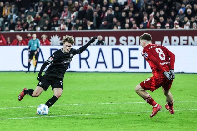 Sport, Football, 2 Bundesliga Season 2024 2025 24 Matchday Fortuna Düsseldorf SpVgg Geruhter Fürth 28 02 2025, MERKUR SPIEL ARENA Marco John SpVgg Greuther Fürth, 24 Isak Bergmann Johannesson Fortuna Düsseldorf, 8 Düsseldorf MERKUR SPIEL ARENA North Rhine-Westphalia Germany