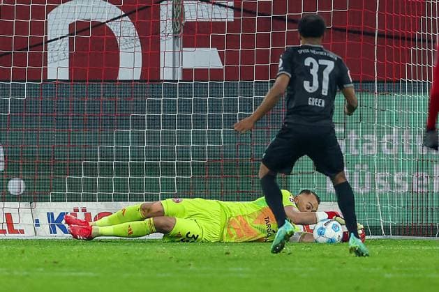 28 02 2025, Football, Fortuna Düsseldorf SpVgg Greuther Fürth, 2 Fußball Bundesliga, 24 Matchday, Merkur Spiel Arena, Season 2024 2025 Julian Green Greuther Fürth 37 shoots the first penalty and goalkeeper Florian Kastenmeier Fortuna Düsseldorf 33 intercepts the ball no goal the penalty is retaken DFB regulations prohibit any use of photographs as image sequences and or quasi video Nordrhein Westfalen Germany