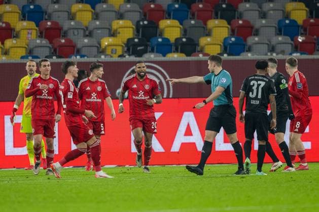 28 02 2025, Soccer 2 Bundesliga, Season 2024 2025, Matchday 24, Fortuna Duesseldorf SpVgg Greuther Fuerth in the Merkur Spiel Arena in Duesseldorf The penalty decision by referee Eric Weisbach cannot be understood by the Duesseldorf players Important note According to the regulations of the DFL German Football League and the DFB German Football Association, it is prohibited to to utilize or have utilized photographs taken in the stadium and or of the match in the form of sequential images and or video-like photo series Foto Kirchner Media Thomas Haesler Copyright: xKirchner-Media ThomasxHaeslerx