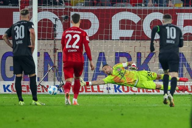 28 02 2025, Football, Fortuna Düsseldorf SpVgg Greuther Fürth, 2 Fußball Bundesliga, 24 Matchday, Merkur Spiel Arena, Season 2024 2025 Julian Green Greuther Fürth 37 converts the second penalty and scores the goal from goalkeeper Florian Kastenmeier Fortuna Düsseldorf 33 to 2 1 DFB regulations prohibit any use of photographs as image sequences and or quasi video Nordrhein Westfalen Germany