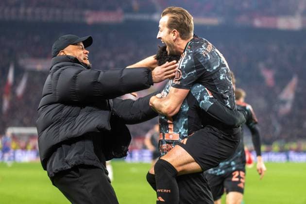 Sport Themen der Woche KW09 Torjubel des Torschützen Kingsley Coman (FC Bayern Muenchen), Jubel und Freude bei Trainer Vincent Kompany und Harry Edward Kane (FC Bayern Muenchen). xettx, Deutschland, Stuttgart, 28.02.2025, Fussball, Bundesliga: VfB Stuttgart vs FC Bayern Muenchen, Saison 2024 2025, 24. Spieltag, MHP Arena Foto: A2 Bildagentur Peter Hartenfelser DFL DFB REGULATIONS PROHIBIT ANY USE OF PHOTOGRAPHS AS IMAGE SEQUENCES AND OR QUASI-VIDEO. *** Goalscorer Kingsley Coman FC Bayern Muenchen , Coach Vincent Kompany and Harry Edward Kane FC Bayern Muenchen xettx, Germany, Stuttgart, 28 02 2025, Soccer, Bundesliga VfB Stuttgart vs FC Bayern Muenchen, Season 2024 2025, Matchday 24, MHP Arena Photo A2 Bildagentur Peter Hartenfelser DFL DFB REGULATIONS PROHIBIT ANY USE OF PHOTOGRAPHS AS IMAGE SEQUENCES AND OR QUASI VIDEO