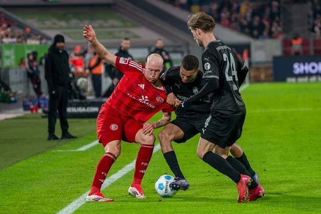 28 02 2025, Soccer 2 Bundesliga, Season 2024 2025, Matchday 24, Fortuna Duesseldorf SpVgg Greuther Fuerth in the Merkur Spiel Arena in Duesseldorf duel between Valgeir Lunddal Fridriksson Fortuna Duesseldorf, 12 , Maximilian Dietz SpVgg Greuther Fuerth, 33 and Marco John SpVgg Greuther Fuerth, 24 Important note In accordance with the regulations of the DFL German Football League and the DFB German Football Association, it is prohibited to utilize or have utilized photographs taken in the stadium or of the match in the form of sequential images or video-like photo series Foto Kirchner Media Thomas Haesler Copyright: xKirchner-Media ThomasxHaeslerx