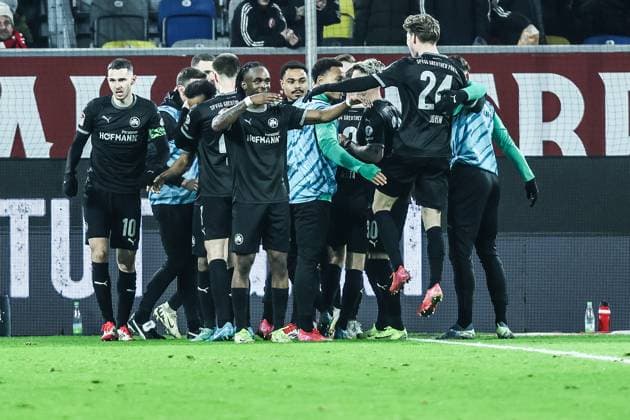 Sport, Soccer, 2 Bundesliga Season 2024 2025 24 Matchday Fortuna Düsseldorf SpVgg Geruhter Fürth 28 02 2025, MERKUR SPIEL ARENA Goal celebration SpVgg Greuther Fürth after the goal to 2 1 by Julian Green SpVgg Greuther Fürth, 37 by penalty kick the players are happy Düsseldorf MERKUR SPIEL ARENA North Rhine Westphalia Germany