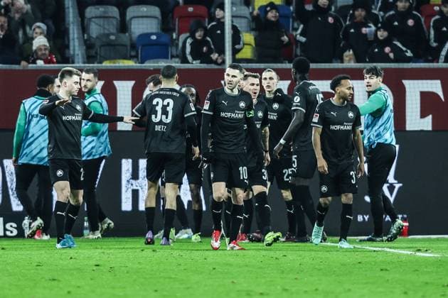 Sport, Soccer, 2 Bundesliga Season 2024 2025 24 Matchday Fortuna Düsseldorf SpVgg Geruhter Fürth 28 02 2025, MERKUR SPIEL ARENA Goal celebration SpVgg Greuther Fürth after the goal to 2 1 by Julian Green SpVgg Greuther Fürth, 37 by penalty kick the players are happy Düsseldorf MERKUR SPIEL ARENA North Rhine Westphalia Germany