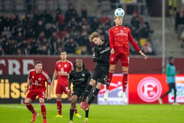28 02 2025, Soccer 2 Bundesliga, Season 2024 2025, Matchday 24, Fortuna Duesseldorf SpVgg Greuther Fuerth in the Merkur Spiel Arena in Duesseldorf Jona Niemiec Fortuna Duesseldorf, 18 wins the header duel against Marco John SpVgg Greuther Fuerth, 24 Important note In accordance with the regulations of the DFL German Football League and the DFB German Football Association, it is prohibited to utilize or have utilized photographs taken in the stadium or of the match in the form of sequential images or video-like photo series Foto Kirchner Media Thomas Haesler Copyright: xKirchner-Media ThomasxHaeslerx