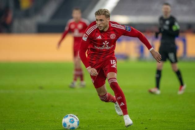 28 02 2025, Soccer 2 Bundesliga, Season 2024 2025, 24 Matchday, Fortuna Duesseldorf SpVgg Greuther Fuerth in the Merkur Spiel Arena in Duesseldorf Jona Niemiec Fortuna Duesseldorf, 18 in sprint Important note According to the regulations of the DFL German Football League and the DFB German Football Association, it is prohibited to to utilize or have utilized photographs taken in the stadium and or of the match in the form of sequential images and or video-like photo series Foto Kirchner Media Thomas Haesler Copyright: xKirchner-Media ThomasxHaeslerx