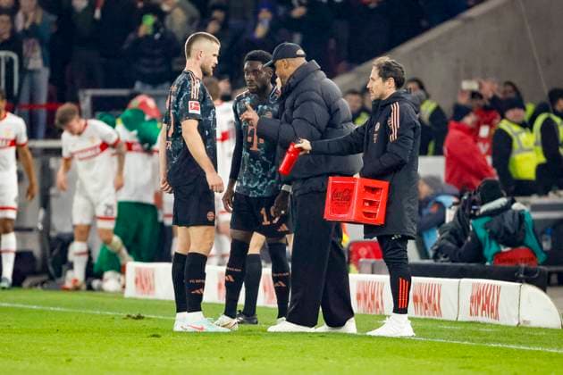 Eric Dier FC Bayern Munich, 15 , Alphonso Davies FC Bayern Munich, 19 and Vincent Kompany FC Bayern Munich, Coach in Dialogue , Football, 1 Bundesliga, 24 Matchday, 2024 2025, VfB Stuttgart vs FC Bayern Munich, 28 02 2025, MHP Arena, Stuttgart, Germany DFL REGULATIONS PROHIBIT ANY USE OF PHOTOGRAPHS AS IMAGE SEQUENCES AND OR QUASI VIDEO Stuttgart MHP Arena Baden Württemberg Germany Copyright: xGrantxHubbsx