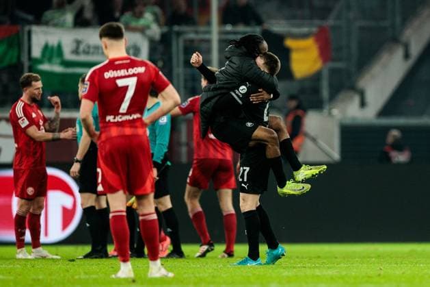 2 Soccer Bundesliga Fortuna Düsseldorf 1895 SpVgg Greuther Fürth 28 02 2025 Noel Futkeu SpVgg Greuther Fürth, 9 jumps jubilantly into the arm of Luca Itter SpVgg Greuther Fürth, 27 after the final whistle 2 Soccer Bundesliga, Fortuna Düsseldorf 1895 SpVgg Greuther Fürth, Düsseldorf, Merkur Spiel Arena on 28 02 2025 DFL REGULATIONS PROHIBIT ANY USE OF PHOTOGRAPHS AS IMAGE SEQUENCES AND OR QUASI VIDEO Copyright: xBEAUTIFULxSPORTS Wunderlx