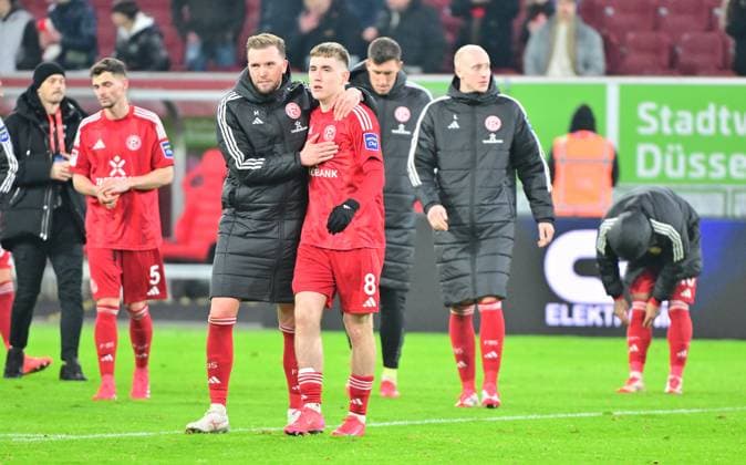 28 02 2025 Soccer season 2024 2025 2 Soccer Bundesliga 24 Matchday Fortuna Düsseldorf F95 SpVgg Greuther Fürth Kleeblatt Sportfoto Zink MeZi xmexzix DFL regulations prohibit any use of photographs as image sequences and or quasi video only for editorial use Andre Hoffmann 3, Fortuna Düsseldorf F95 Isak Bergmann Johannesson 8, Fortuna Düsseldorf F95 disappointed Disappointment after the end of the match