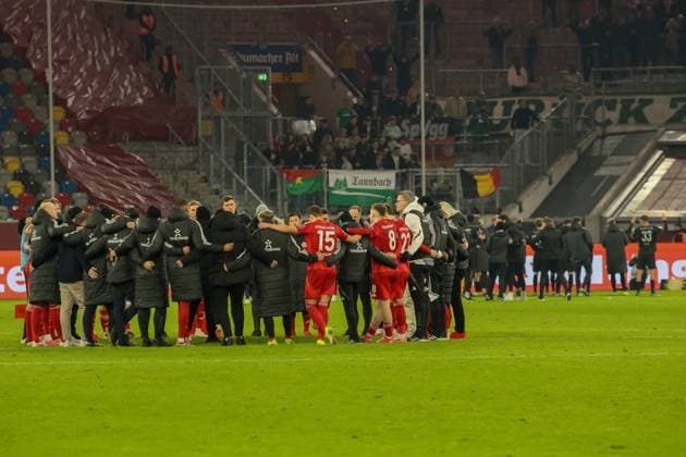28 02 2025, xfanx, Fußball 2 Bundesliga, Fortuna Duesseldorf SpVgg Greuther Fuerth v l The team of Fortuna Düsseldorf forms a team circle to close ranks DFL DFB REGULATIONS PROHIBIT ANY USE OF PHOTOGRAPHS as IMAGE SEQUENCES and or QUASI VIDEO Duesseldorf mfan