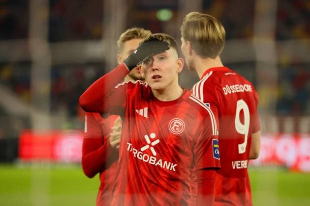 28 02 2025, xfanx, Fußball 2 Bundesliga, Fortuna Duesseldorf SpVgg Greuther Fuerth v l Isak Bergmann Johannesson Fortuna Düsseldorf disappoints on the pitch DFL DFB REGULATIONS PROHIBIT ANY USE OF PHOTOGRAPHS as IMAGE SEQUENCES and or QUASI VIDEO Duesseldorf mfan