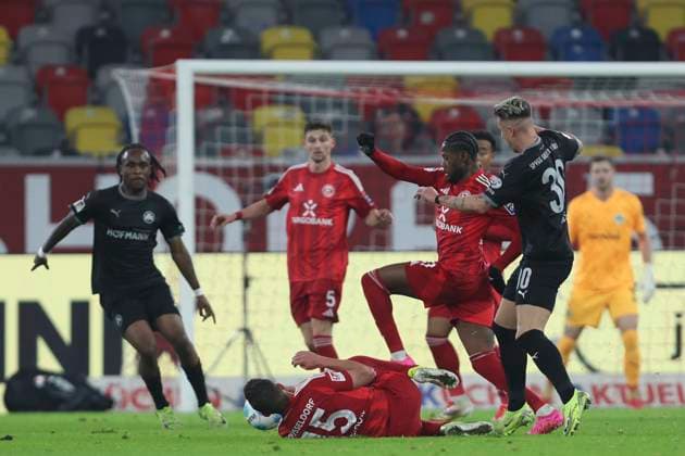 Moritz Broni Kwarteng Fortuna Duesseldorf , Felix Klaus SpVgg Greuther Fürth and Tim Oberdorf Fortuna Duesseldorf battle for the ball during the 2 Bundesliga match between Fortuna Düsseldorf and SpVgg Greuther Fürth at Merkur Spiel Arena on February 28, 2025 in Düsseldorf, Germany Photo by Oliver Kaelke DeFodi Images Moritz Broni Kwarteng Fortuna Duesseldorf , Felix Klaus SpVgg Greuther Fürth and Tim Oberdorf Fortuna Duesseldorf battle for the ball during the 2 Bundesliga match between Fortuna Düsseldorf and SpVgg Greuther Fürth at Merkur Spiel Arena on February 28, 2025 in Düsseldorf, Germany Photo by Oliver Kaelke DeFodi Images DFB DFL REGULATIONS PROHIBIT ANY USE OF PHOTOGRAPHS AS IMAGE SEQUENCES AND OR QUASI VIDEO Photo by Oliver Kaelke DeFodi Images