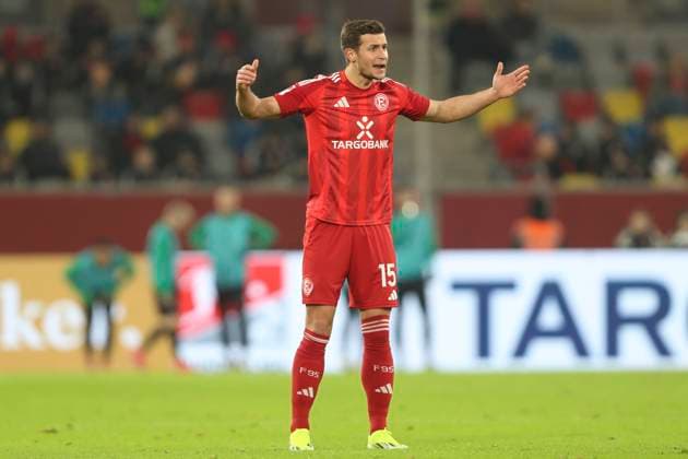 Tim Oberdorf Fortuna Duesseldorf gestures during the 2 Bundesliga match between Fortuna Duesseldorf and SpVgg Greuther Fürth at Merkur Spiel Arena on February 28, 2025 in Duesseldorf, Germany, Germany Photo by Oliver Kaelke DeFodi Images Tim Oberdorf Fortuna Duesseldorf gestures during the 2 Bundesliga match between Fortuna Düsseldorf and SpVgg Greuther Fürth at Merkur Spiel Arena on February 28, 2025 in Düsseldorf, Germany Photo by Oliver Kaelke DeFodi Images DFB DFL REGULATIONS PROHIBIT ANY USE OF PHOTOGRAPHS AS IMAGE SEQUENCES AND OR QUASI VIDEO Photo by Oliver Kaelke DeFodi Images