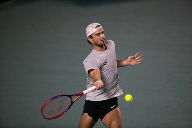 (250301) -- ACAPULCO, March 1, 2025 -- Tomas Machac of the Czech Republic hits a return during the singles semifinal match against Nakashima Brandon of the United States at the 2025 ATP, Tennis Herren Mexican Open tennis tournament in Acapulco, Mexico, Feb. 28, 2025. ) (SP)MEXICO-ACAPULCO-TENNIS-ATP-MEXICAN OPEN-SINGLES-SEMIFINAL LixMengxin 