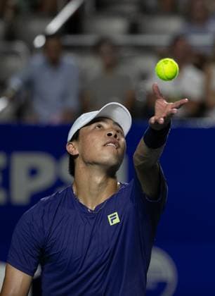 (250301) -- ACAPULCO, March 1, 2025 -- Nakashima Brandon of the United States serves during the singles semifinal match against Tomas Machac of the Czech Republic at the 2025 ATP, Tennis Herren Mexican Open tennis tournament in Acapulco, Mexico, Feb. 28, 2025. ) (SP)MEXICO-ACAPULCO-TENNIS-ATP-MEXICAN OPEN-SINGLES-SEMIFINAL LixMengxin 