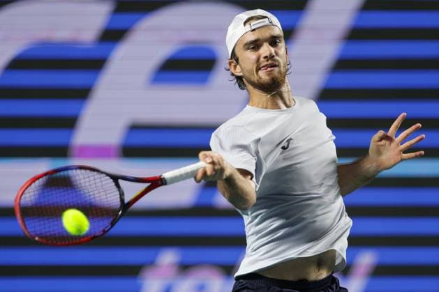 (250301) -- ACAPULCO, March 1, 2025 -- Tomas Machac of the Czech Republic hits a return during the singles semifinal match against Nakashima Brandon of the United States at the 2025 ATP, Tennis Herren Mexican Open tennis tournament in Acapulco, Mexico, Feb. 28, 2025. (Photo by Xinhua) (SP)MEXICO-ACAPULCO-TENNIS-ATP-MEXICAN OPEN-SINGLES-SEMIFINAL FranciscoxCanedo 