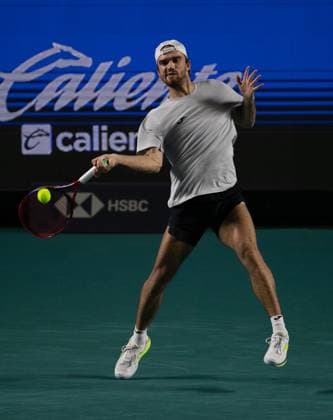 (250301) -- ACAPULCO, March 1, 2025 -- Tomas Machac of the Czech Republic hits a return during the singles semifinal match against Nakashima Brandon of the United States at the 2025 ATP, Tennis Herren Mexican Open tennis tournament in Acapulco, Mexico, Feb. 28, 2025. ) (SP)MEXICO-ACAPULCO-TENNIS-ATP-MEXICAN OPEN-SINGLES-SEMIFINAL LixMengxin 